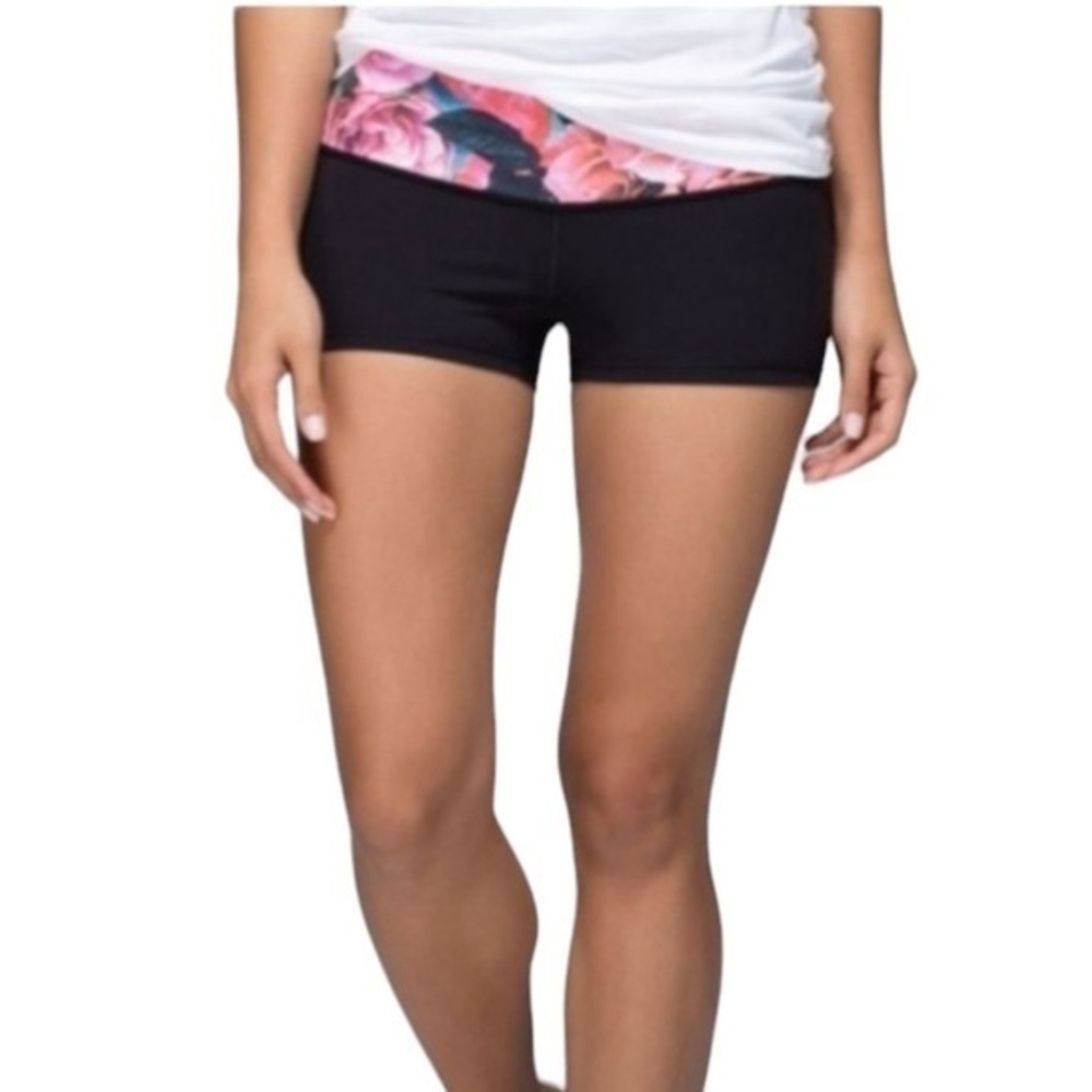 Lululemon Reversible Black Pink Floral Wunder Under Boogie Shorts Running Size 2